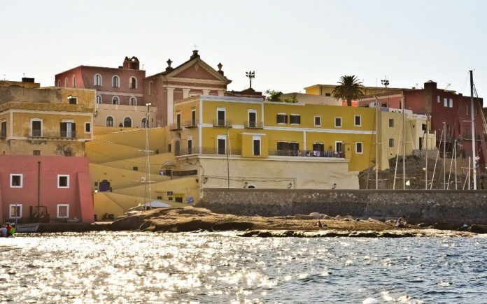 Isola di Ventotene vista all'arrivo