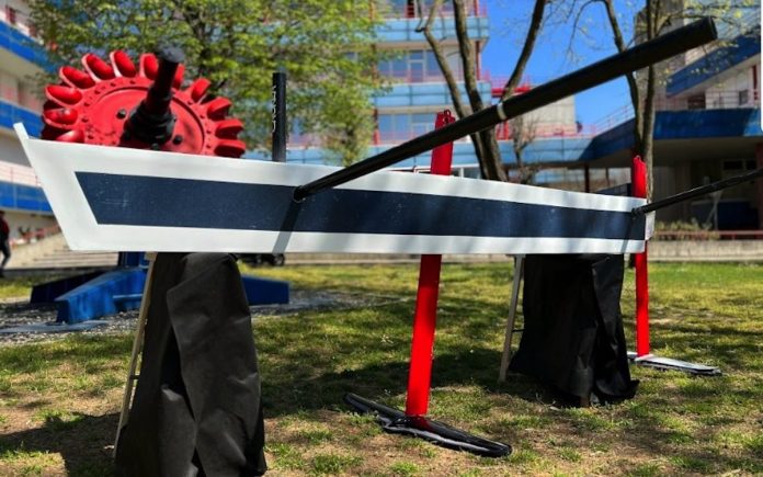 La barca realizzata con fibra di lino che vola sull'acqua